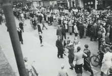 351672 Afbeelding van het publiek tijdens de intocht van de geallieerden op het Vredenburg te Utrecht. Rechts op de ...